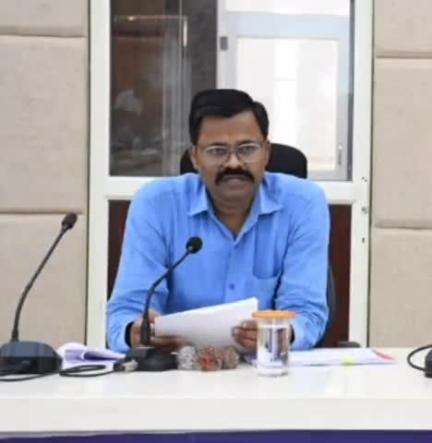 बलरामपुर: संयुक्त कार्यालय सभा कक्ष बलरामपुर में जिले के दिव्यांग मतदाताओं के सुगम एवं समावेशी मतदान हेतु बैठक की गई