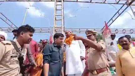कैबिनेट मंत्री व निषाद पार्टी के राष्ट्रीय अध्यक्ष डॉ संजय निषाद ने गुप्तार घाट पर नाविकों से मिलकर उनकी समस्याएं जानी