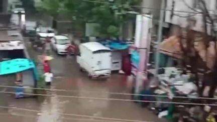 हवेली: उंड्री परिसरातील कड नगर चौका जवळ ओढ्याची सिमा भिंत कोसळली, नागरी वस्तीमध्ये पाणीच पाणी #jansamsya