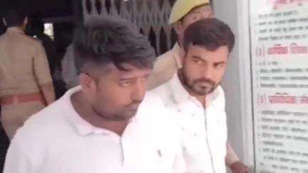 अमरोहा: रजबपुर पुलिस ने अवैध शराब के मामले में घर में घुसकर मारपीट करने वाले आरोपियों को गिरफ्तार कर न्यायालय में पेश किया