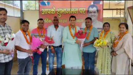 ऋषिकेश: बैराज कैंप कार्यालय में रायवाला मंडल के नवनियुक्त पदाधिकारियों ने क्षेत्रीय विधायक व पूर्व मंत्री प्रेमचंद से की भेंट