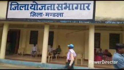 मंडला: जिला योजना भवन में जनसुनवाई, कलेक्टर ने सुनी 95 आवेदकों की समस्याएँ, अधिकारियों को दिए निर्देश