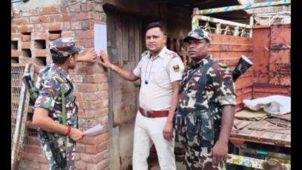 गया टाउन सीडी ब्लॉक: डेल्हा पुलिस ने फरार आरोपी के घर पर चिपकाया इश्तिहार