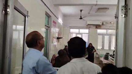 महोबा: जिला महिला अस्पताल में आयुष्मान योजना के तहत लाखों की हेराफेरी, दो कर्मचारी जांच के घेरे में, टीम ने की जांच