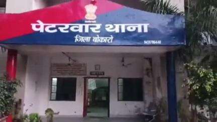 पेटरवार: दांतु गांव के पास सड़क किनारे खड़े ट्रक में दूसरे ट्रक ने मारी टक्कर, स्टेयरिंग में फंसा चालक