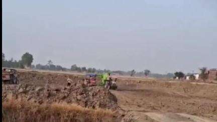 शाहबाद: करसुआ ग्रांट के तालाब से 400 ट्राली मिट्टी खोदकर प्रधान पर बेचने का आरोप, एसडीएम से की गई शिकायत
