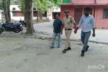 हरिद्वार: हरिद्वार रेलवे स्टेशन के बाहर सवारियों को अपनी टैक्सी में बिठाने की होड़ में भिड़े 2 टैक्सी चालक, GRP ने किया गिरफ्तार