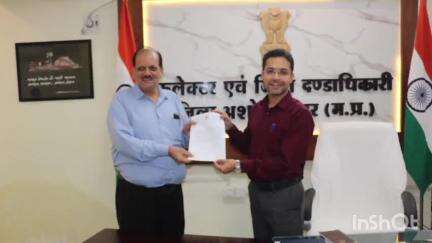 अशोक नगर: सीएम हेल्पलाइन शिकायतों के निपटारे में बेहतर काम करने वाले अधिकारी कलेक्ट्रेट में सम्मानित