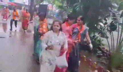 मुळशी: राजेंद्र हगवणेच्या घरावर शेण टाकून पिंपरी चिंचवड शिवसेना महिला आघाडीकडून निषेध