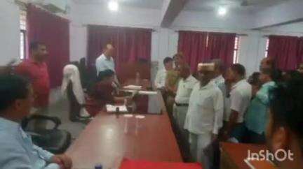 नानपारा: नानपारा में अधिवक्ताओं ने डीएम को सौंपा 10 सूत्रीय मांग पत्र, बताया बैनामा पंजीकरण में लगते हैं महीनों