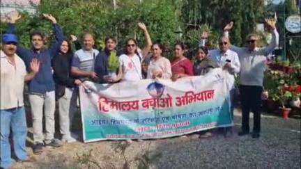 पिथौरागढ़: पर्यटक आवास गृह में आदि कैलाश यात्रा के चौथे दल का KMVN कर्मचारियों ने किया भव्य स्वागत