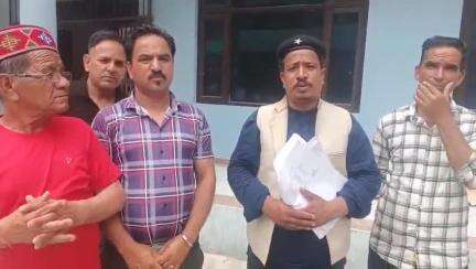 आनी: ग्राम पंचायत कोहिला के बाशिंदे सड़क की मांग को लेकर विकास खंड कार्यालय आनी पहुंचे, सीटू नेता पदम प्रभाकर भी रहे उपस्थित