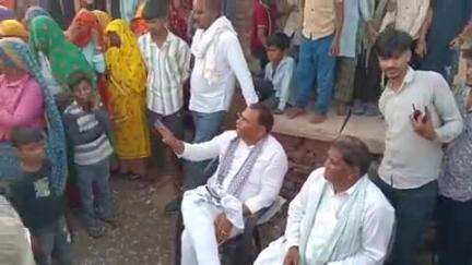 सपोटरा: गुरदह में पहुंचे विधायक हंसराज मीना को लोगों ने बताई पानी की समस्या, पीएचईडी के अधिकारियों को मौके पर बुलाया गया