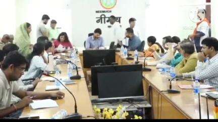 नीमच नगर: कलेक्टर ने कलेक्ट्रेट सभाकक्ष, नीमच में जनसुनवाई कर 116 आवेदकों की समस्याएं सुनीं