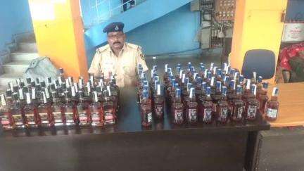 वज़ीरगंज: भोजपुर जंगल से पुलिस ने एक पिकअप वाहन से 30 बोरा महुआ और 39 लीटर विदेशी शराब बरामद की