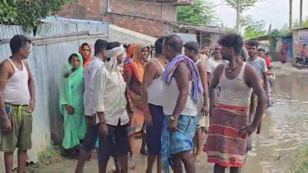बनमा इटहरी: महारस गांव में सड़क पर पानी जमा होने से बढ़ी लोगों की परेशानी, किया प्रदर्शन #Jansamasya