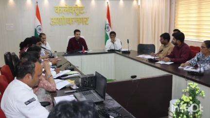 अशोक नगर: कलेक्‍ट्रेट सभाकक्ष में विजन अशोकनगर व जनमन योजना के तहत स्वीकृत निर्माण कार्यों को लेकर समीक्षा बैठक हुई आयोजित