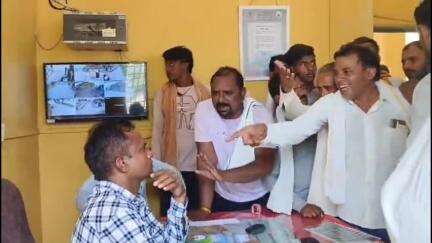बड़वाह: सनावद कृषि मंडी में हमाल संघ ने रोका काम, नीलामी न होने से किसानों का हंगामा