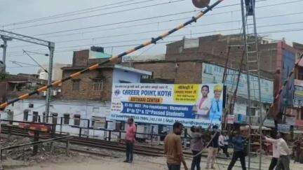 मोतिहारी: चांदमारी स्थित फाटक संख्या 160 में लापरवाह ट्रक चालक ने मारा ठोकर, बूम टूटकर ओएचई हाई टेंशन तार से टकराया