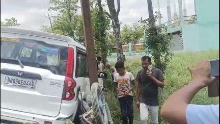 मोतिहारी: जिले के पहाड़पुर थाना क्षेत्र के सटहां मंगुराहां के समीप मंगलवार को स्कॉर्पियो और बाइक में जोरदार टक्कर, एक घायल