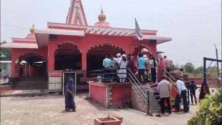सनावद: शनि गजानन शक्तिपीठ सनावद में शनि अमावस्या पर श्रद्धालुओं ने किया शनिदेव का 108 औषधियों से अभिषेक