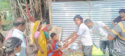 दलसिंहसराय: दलसिंहसराय में अग्नि पीड़ित परिवार को श्री राजेंद्र प्रसाद ट्रस्ट ने राशन सामग्री देकर मदद की