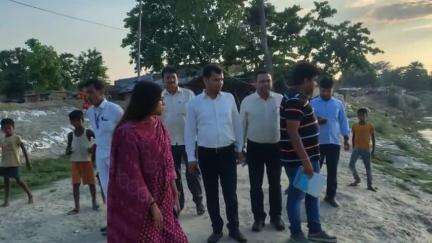 मोतिहारी: सदर एसडीओ ने कार्यपालक अभियंता बाढ़ प्रमंडल के साथ सिकरहना नदी तटबंध के बाढ़ प्रभावित क्षेत्रों का किया निरीक्षण