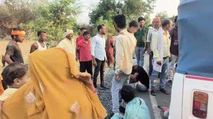 भरथना: लखना रेंज कोठी के आगे लालपुल के पास नीलगाय की टक्कर से ईरिक्शा पलटा, पांच लोग घायल