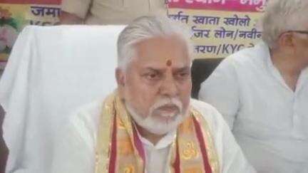 मोहनिया: कैमूर पहुंचे सहकारिता मंत्री डॉ. प्रेम कुमार ने 30 मई को प्रधानमंत्री की सभा में शामिल होने के लिए लोगों को दिया निमंत्रण पत्र