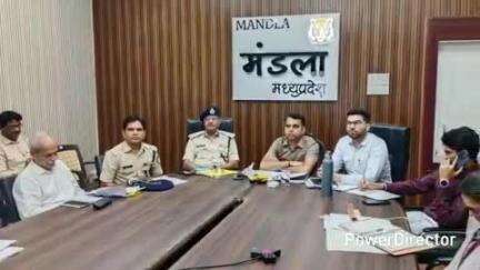 मंडला: मुख्य सचिव अनुराग जैन ने वीडियो कॉन्फ्रेंसिंग के माध्यम से कमिश्नर, आईजी, डीआईजी और कलेक्टर्स के साथ की बैठक