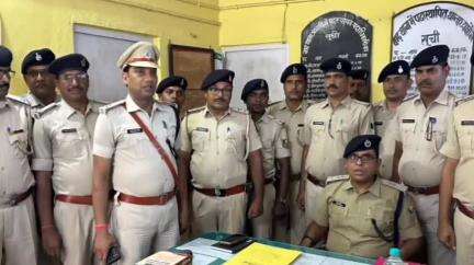 बाढ़: अनुमंडल पुलिस पदाधिकारी बाढ़ 1 ने बाढ़ थाना का किया औचक निरीक्षण