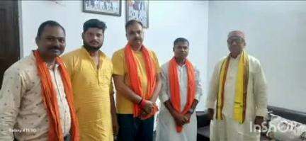 मदनपुर: भगवान कर्मा स्थित पूर्व विधायक अशोक कुमार सिंह के आवास पर ग्रामीणों ने विधायक को किया सम्मानित