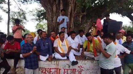 बिसवां: सेवता में मंदिर जा रहे श्रद्धालुओं के साथ मारपीट के विरोध में विधायक ने धरना दिया, अतिक्रमण हटाने की मांग की