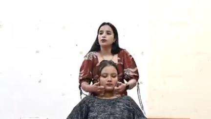 धमतरी: प्रोजेक्ट युवा के तहत मूकबधिर कन्या विद्यालय में लगभग 60 युवतियों को ब्यूटीशियन का प्रशिक्षण दिया जा रहा है