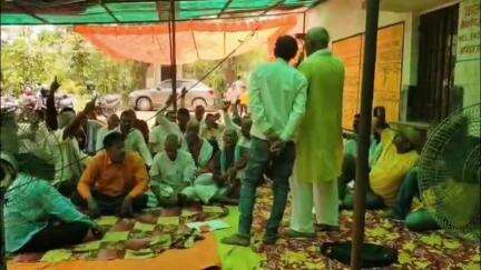 कुटुंबा: अंचल कार्यालय के समक्ष किसानों ने धरना दिया, भूमि अधिग्रहण को बताया अन्यायपूर्ण, बिना पैसे के नहीं हो रहा काम