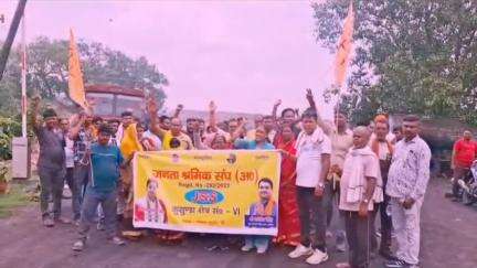 धनबाद/केंदुआडीह: अलकुशाकोलियरी में जनता श्रमिक संघ ने आठ सूत्री मांगों को लेकर ट्रांसपोर्टिंग कंपनी का किया चक्का जाम
