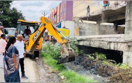 కుప్పం: నగరంలో రోడ్డు విస్తరణ పనులను పరిశీలించిన నగర మేయర్ అముద