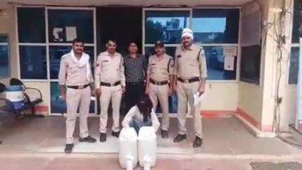 करेरा: करैरा थाना पुलिस ने 60 लीटर अवैध कच्ची शराब के साथ एक आरोपी को ग्राम दावर भाट से किया गिरफ्तार