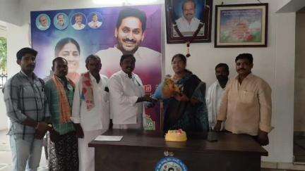 పత్తికొండ: మాజీ ఎమ్మెల్యే శ్రీదేవిని కలిసి కృతజ్ఞతలు తెలిపిన క్రిష్ణగిరి మండల వైసీపీ ప్రధాన కార్యదర్శి ప్రహ్లాద