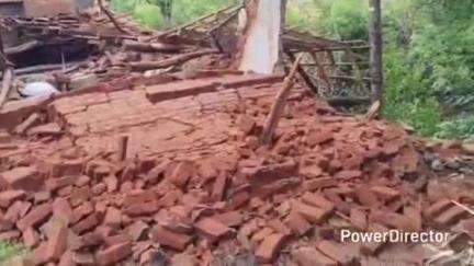 ಗುಂಡ್ಲುಪೇಟೆ: ಅಣ್ಣೂರಿನಲ್ಲಿ ನಿರಂತರ ಮಳೆಗೆ ಕುಸಿದ ಮನೆ, ಮನೆ ಮಂದಿ ಪಾರು