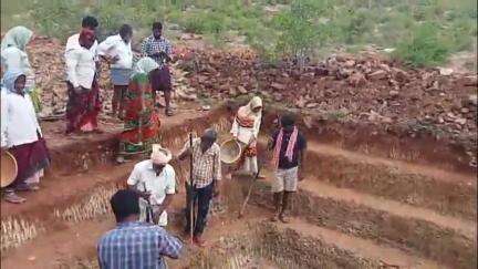పాణ్యం: కేతవరం గ్రామంలో ఉపాధి పనులను పరిశీలించిన వ్యవసాయ కార్మిక సంఘం జిల్లా సహాయ కార్యదర్శి నాగన్న