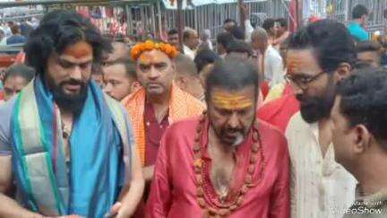 देवघर: तेलंगाना के अभिनेता मोहन बाबू ने बाबा मंदिर में की पूजा-अर्चना