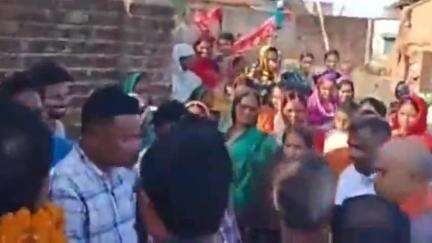 गोमिया: करमाटांड़ में 200 केवीए के नए ट्रांसफार्मर का पूर्व विधायक लंबोदर महतो व मांडू विधायक तिवारी महतो ने किया उद्घाटन