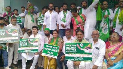 धनबाद/केंदुआडीह: सरना धर्म कोड लागू किए बिना जातीय जनगणना किए जाने के विरोध में झारखंड मुक्ति मोर्चा ने रणधीर वर्मा चौक पर दिया धरना