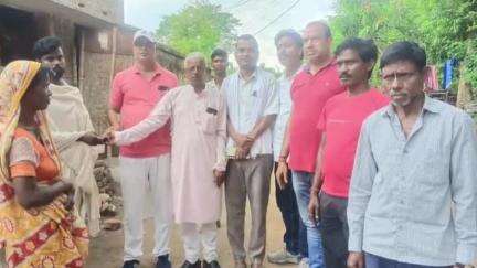 बलियापुर: बलियापुर पुलिस जन सहयोग समिति ने प्रधानखण्टा बेदिया टोला में मृतक के परिवार को दी आर्थिक मदद