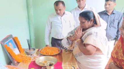 नावाडीह: कटघारा गांव में झारखंड बाल अधिकार संरक्षण आयोग की अध्यक्ष बेबी देवी ने गिरधारी राम महतो को पुण्यतिथि पर दी श्रद्धांजलि