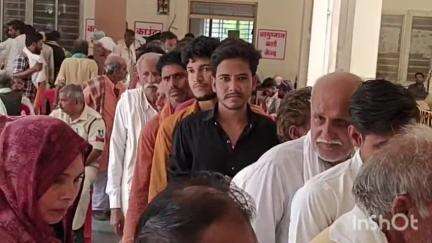अशोक नगर: कलेक्टर कार्यालय में आयोजित जनसुनवाई में 550 आवेदन हुए प्राप्त, कलेक्टर आदित्य सिंह ने सुनीं समस्याएँ