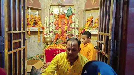 अमेठी: अमेठी में ज्येष्ठ माह के तीसरे मंगलवार पर हनुमान मंदिरों में उमड़ा श्रद्धालुओं का सैलाब