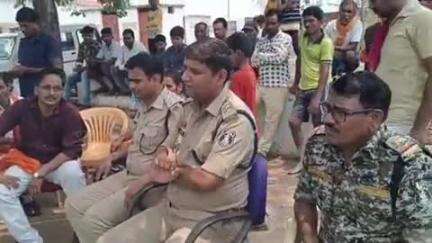 कवर्धा: ग्राम भींभौरी में देह व्यापार जैसी अवैध गतिविधियों पर रोक लगाने के लिए पुलिस ने ग्रामवासियों की ली बैठक