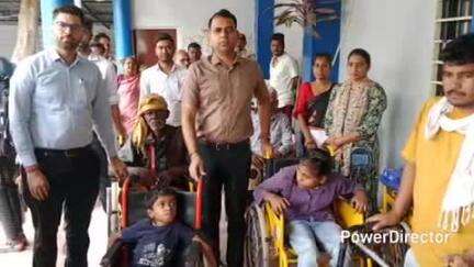 मंडला: कलेक्टर और सीओ ने दिव्यांगजनों को सहायक उपकरण वितरित किए, जीवन यापन के लिए दी सहायता राशि